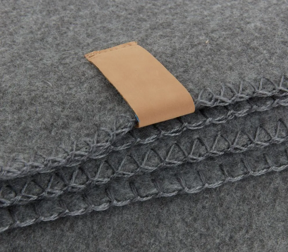 DAGLILJEPlaid polaire DAGLILJE 130x170 gris foncé