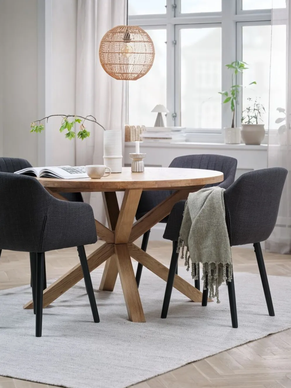 GRIBSKOV + ADSLEVGRIBSKOV Ø120 table chêne nat. + 4 ADSLEV chaises anthracite