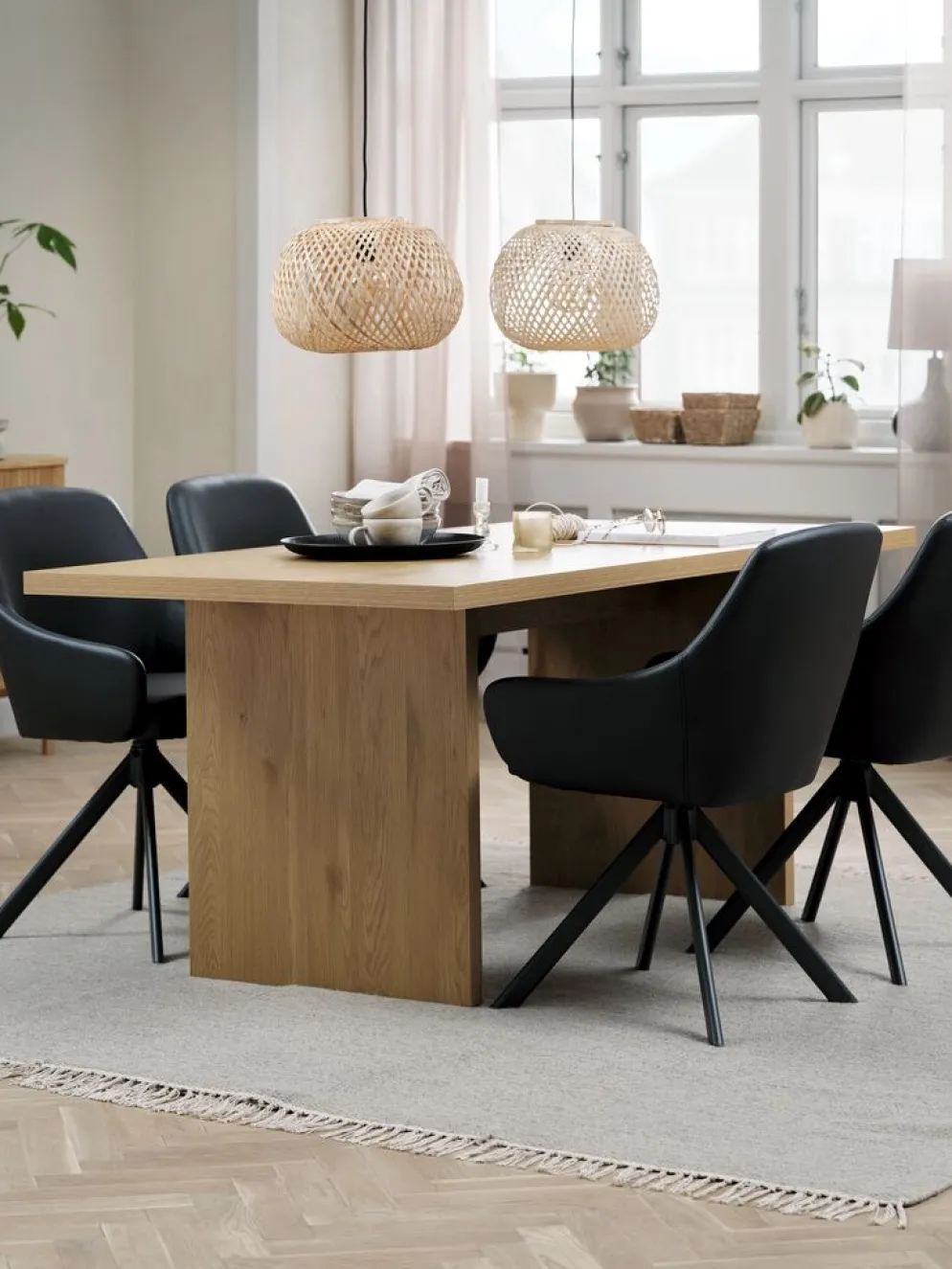 MUNKEBY + ROSTRUPMUNKEBY L180 table coloris chêne + 4 ROSTRUP chaises noir