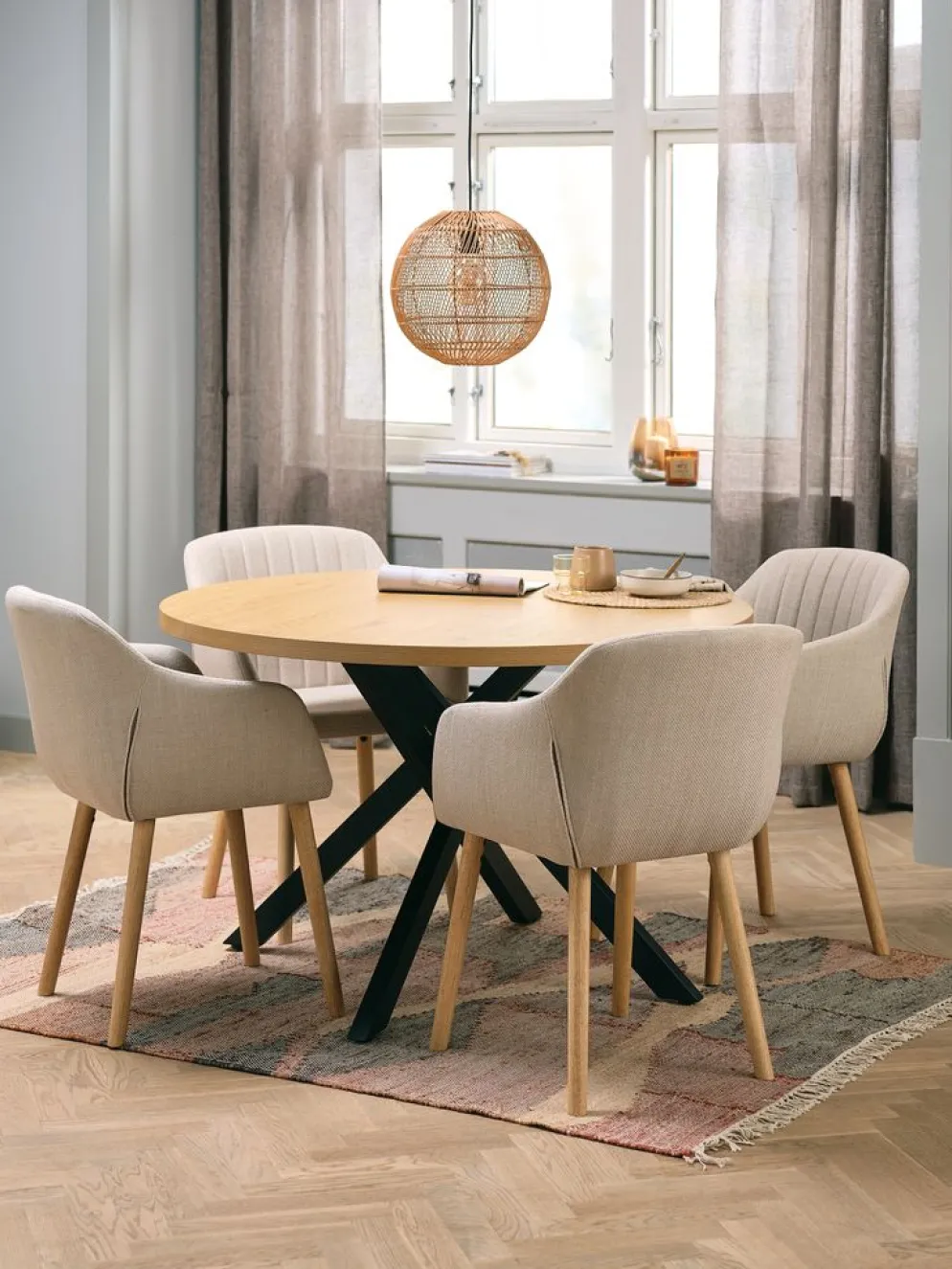 NORTOFT + ADSLEVNORTOFT Ø120 table coloris chêne + 4 ADSLEV chaises beige