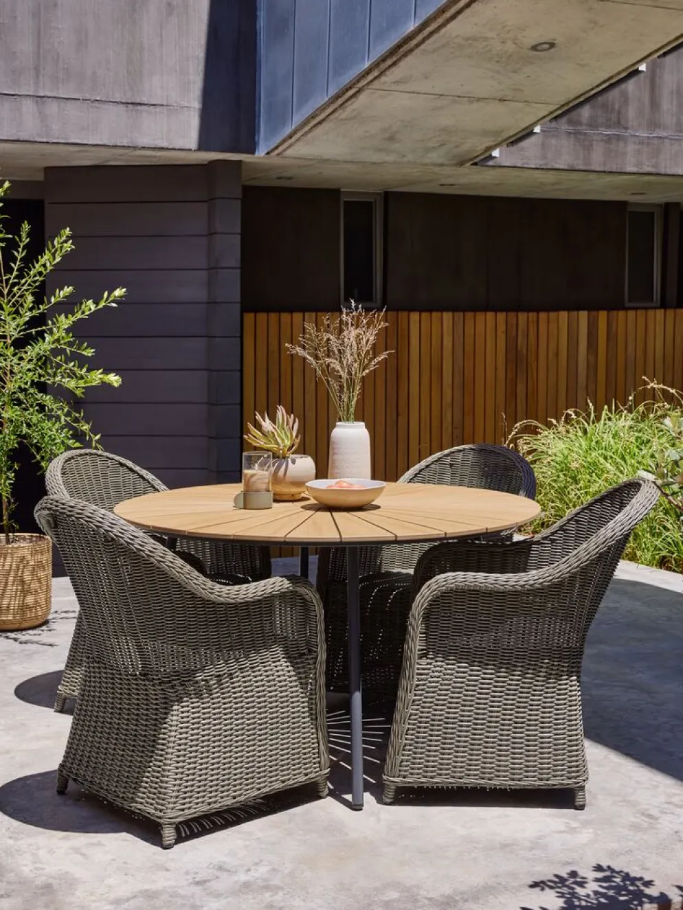 RANGSTRUP + GAMMELBYRANGSTRUP Ø130 table naturel + GAMMELBY chaises gris