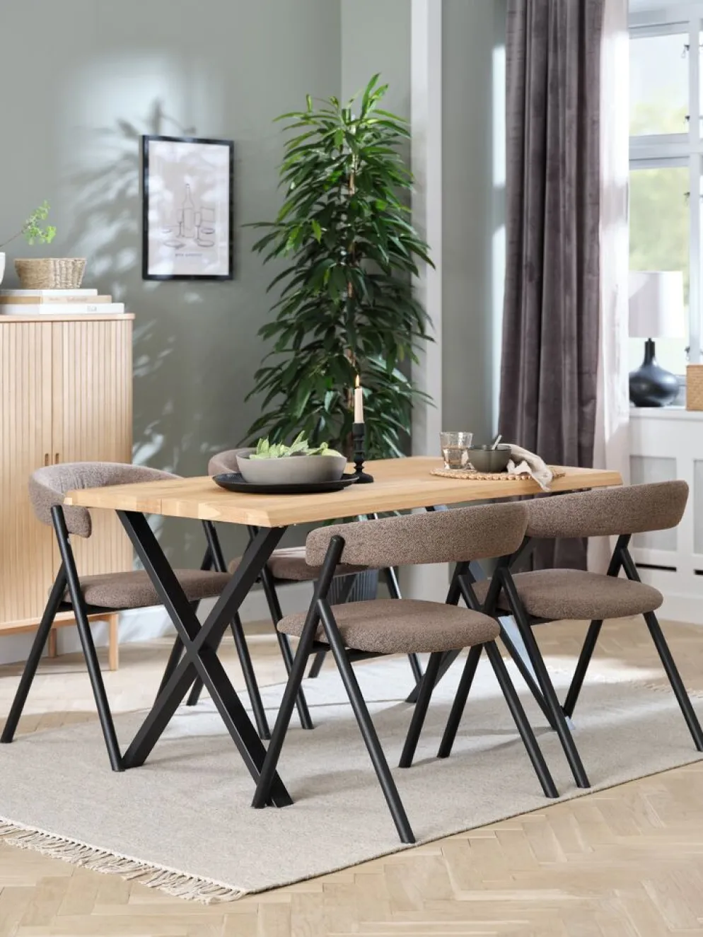 ROSLEV + HINDEVADROSLEV L140 table chêne naturel + 4 HINDEVAD chaises brun c.