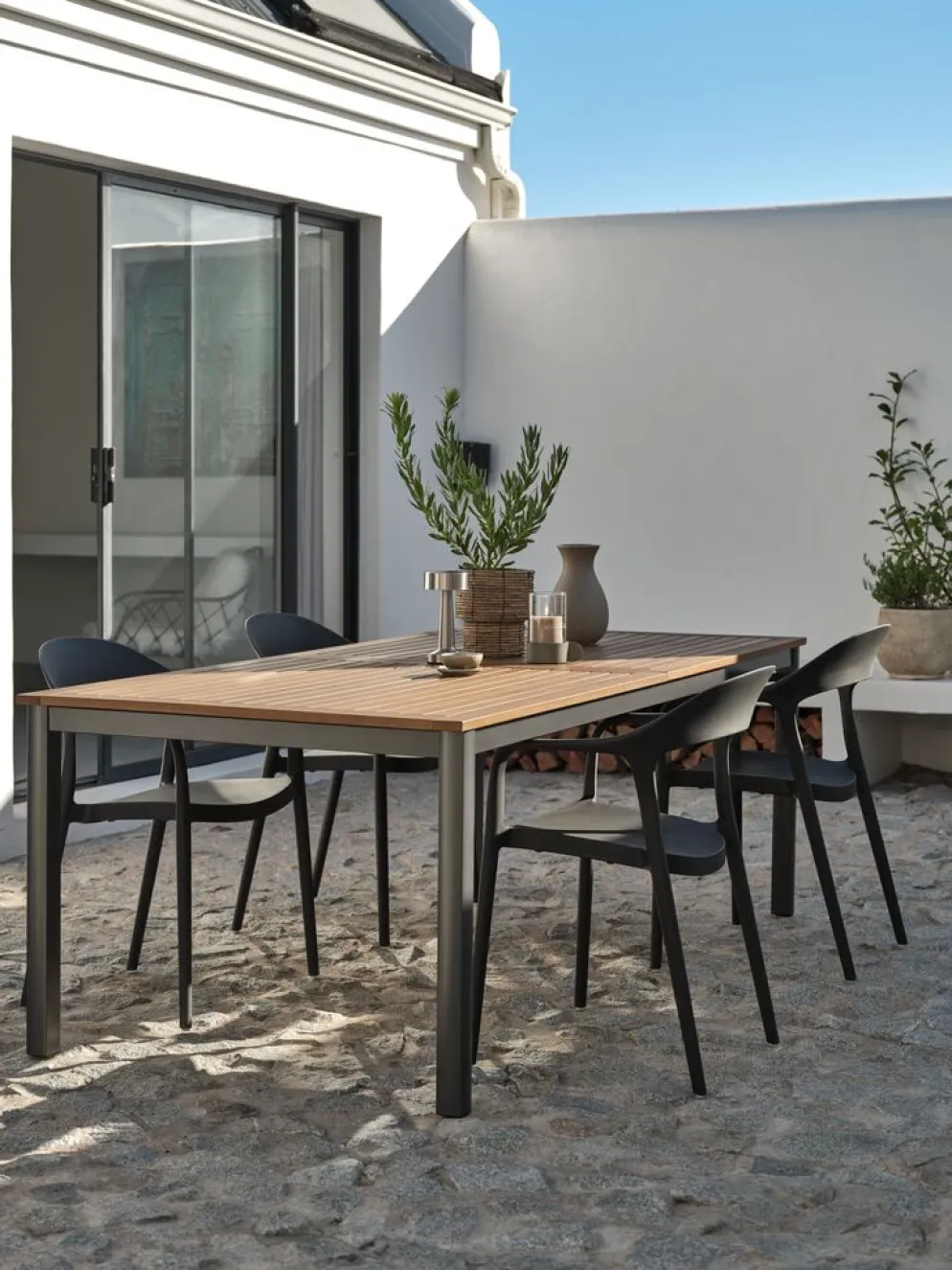 ULBJERG + NANNESTADULBJERG L214/297 table eucalyptus + 4 NANNESTAD chaise
