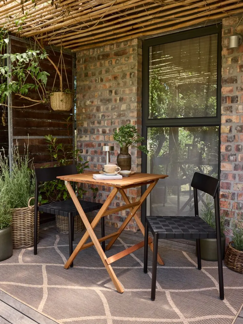 VRAADAL + HAGLEBUVRAADAL L62 table eucalyptus + 2 HAGLEBU chaises noir